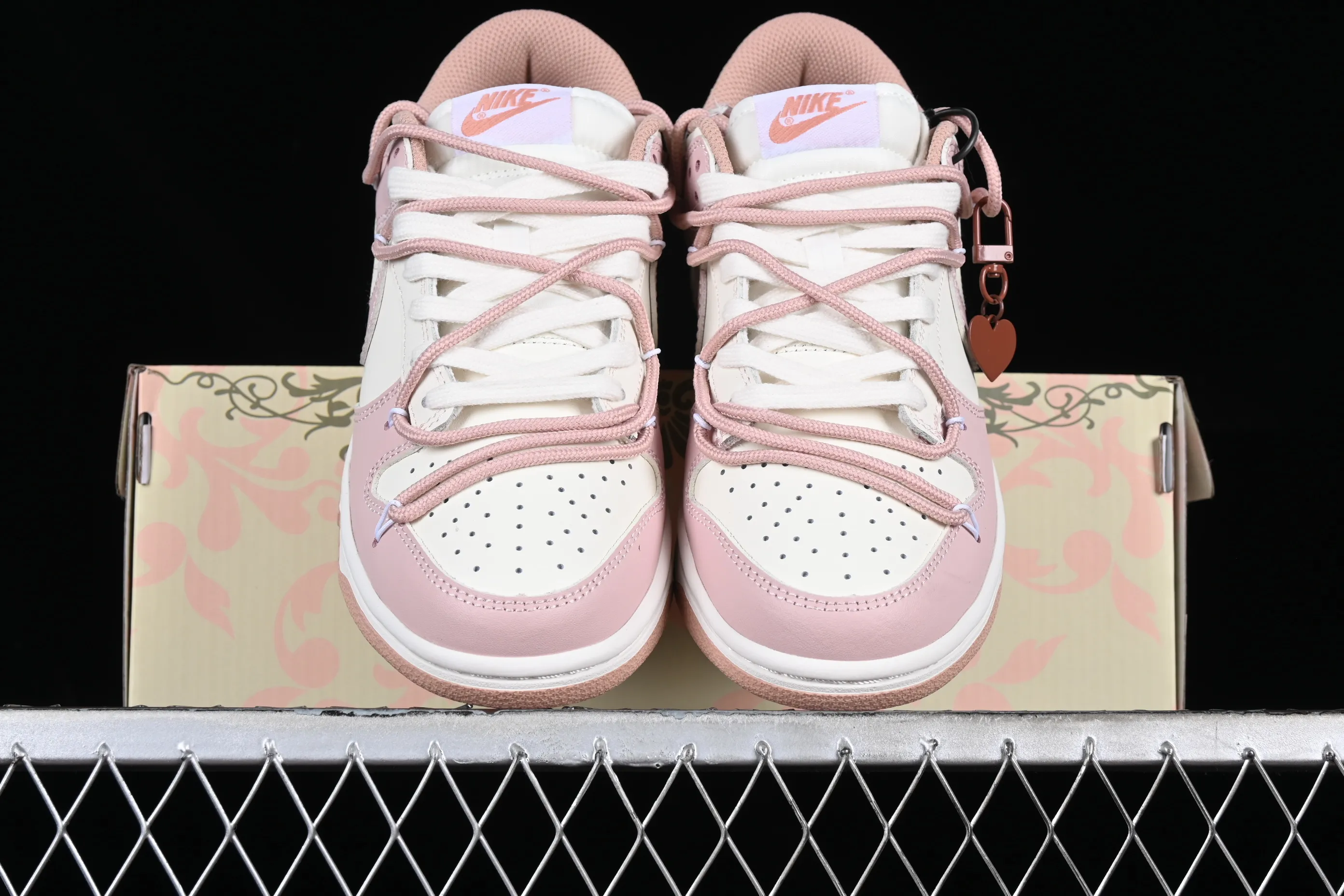 All categories Nk SB Dunk series Nk SB Dunk Low low-top sneakers Nk Dunk Low Spd berry carved rose pink retro sweetheart retro college style SB strap low-top casual sneakers DD1503-118